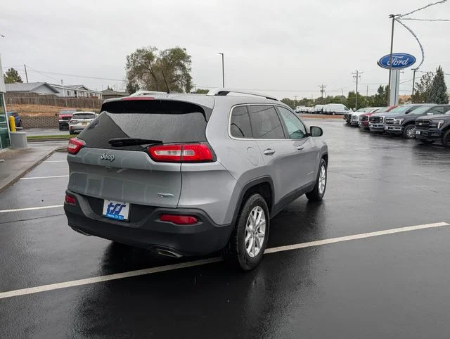Used 2018 Silver Jeep Latitude image 3