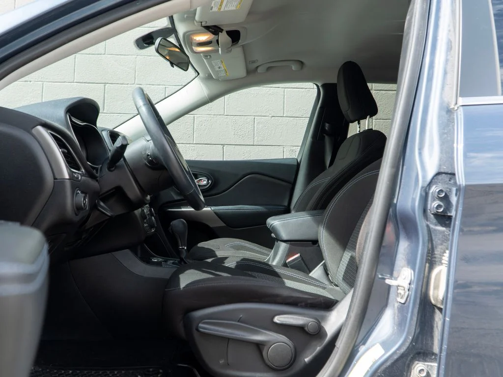 Used 2019 Blue Jeep Latitude image 17
