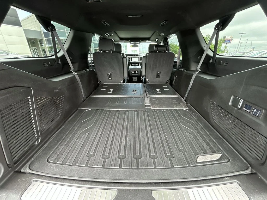 Used 2022 White GMC Denali image 31