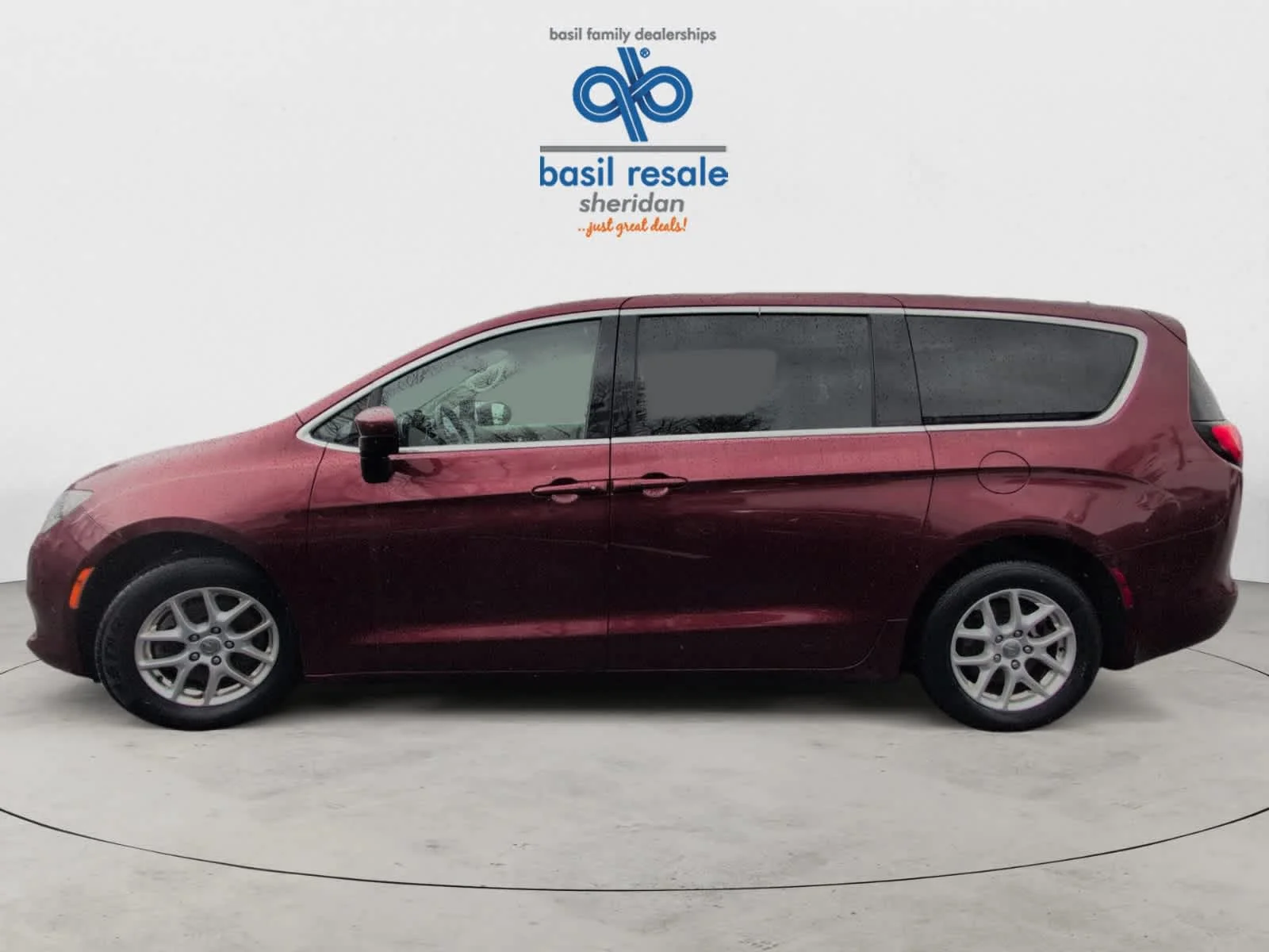Used 2017 Velvet Red Pearlcoat Chrysler Touring image 3