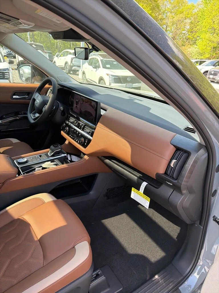 New 2026 Boulder Gray Pearl / Super Black Two-tone Nissan Platinum image 25