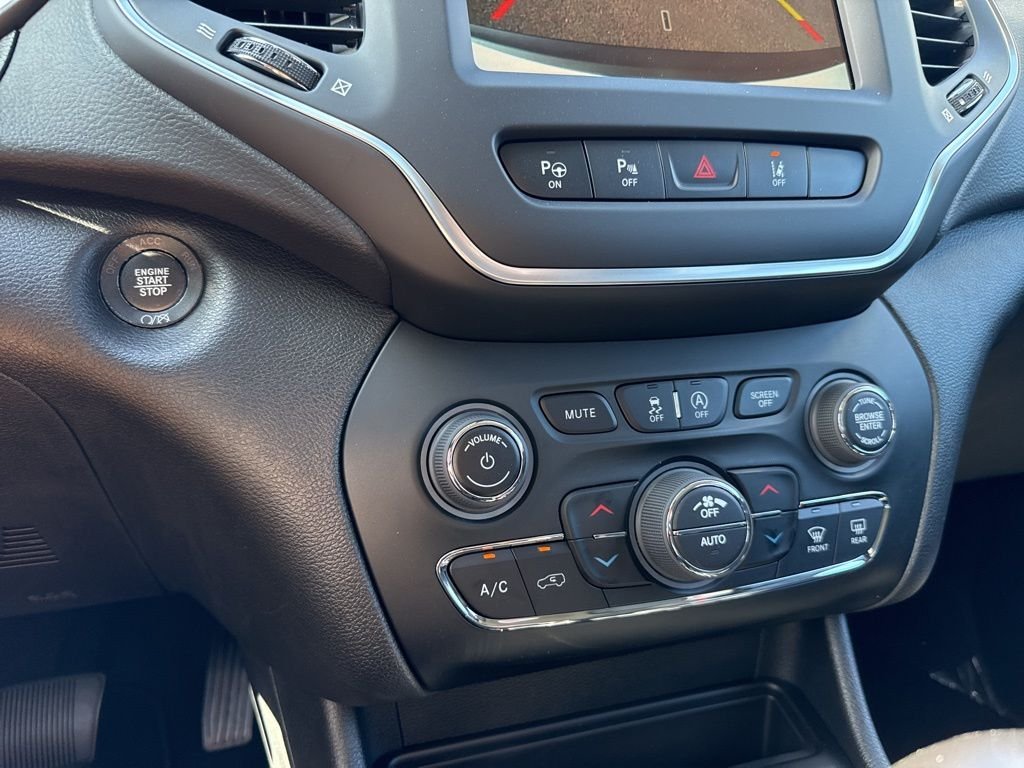 New 2023 Bright White Clear-Coat Exterior Paint Jeep Altitude Lux image 15