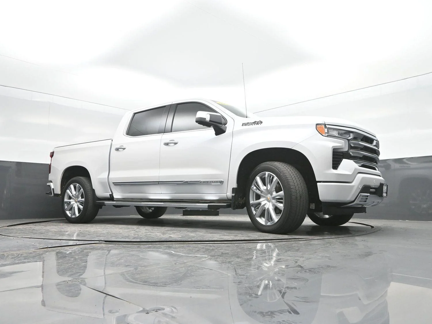Used 2023 Iridescent Pearl Tricoat Chevrolet High Country image 40