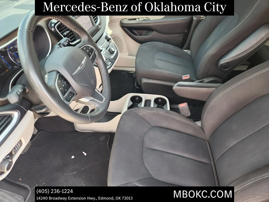 Used 2022 Brilliant Black Crystal Pearlcoat Chrysler LX image 11