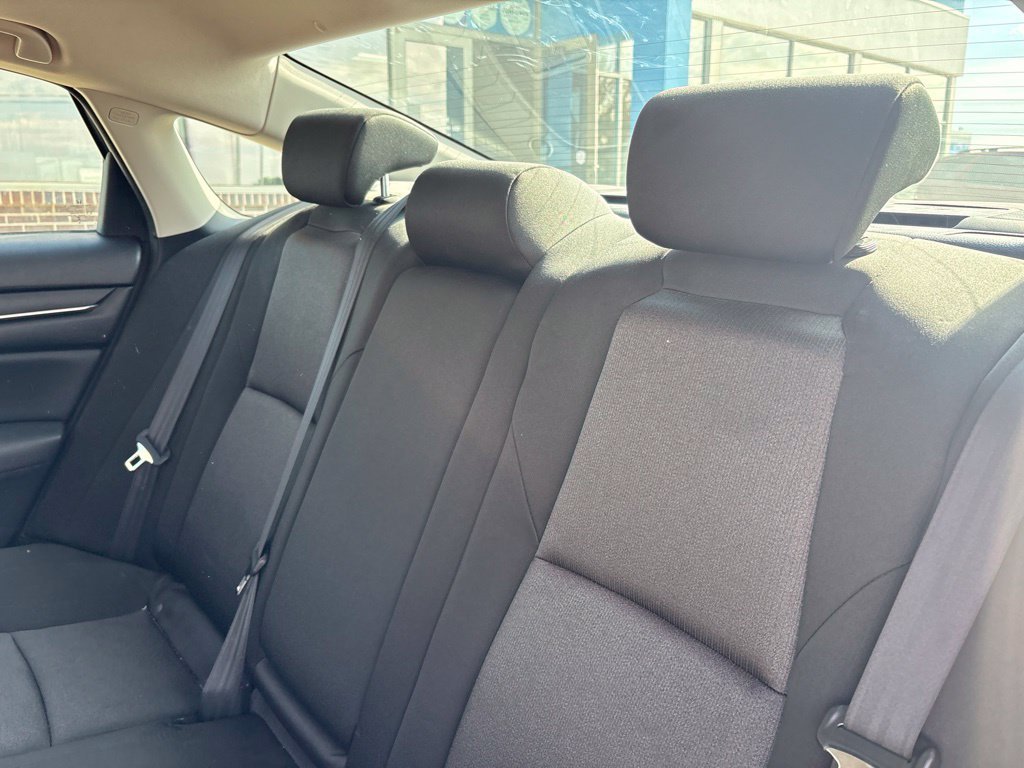 Used 2018 White Honda EX image 37