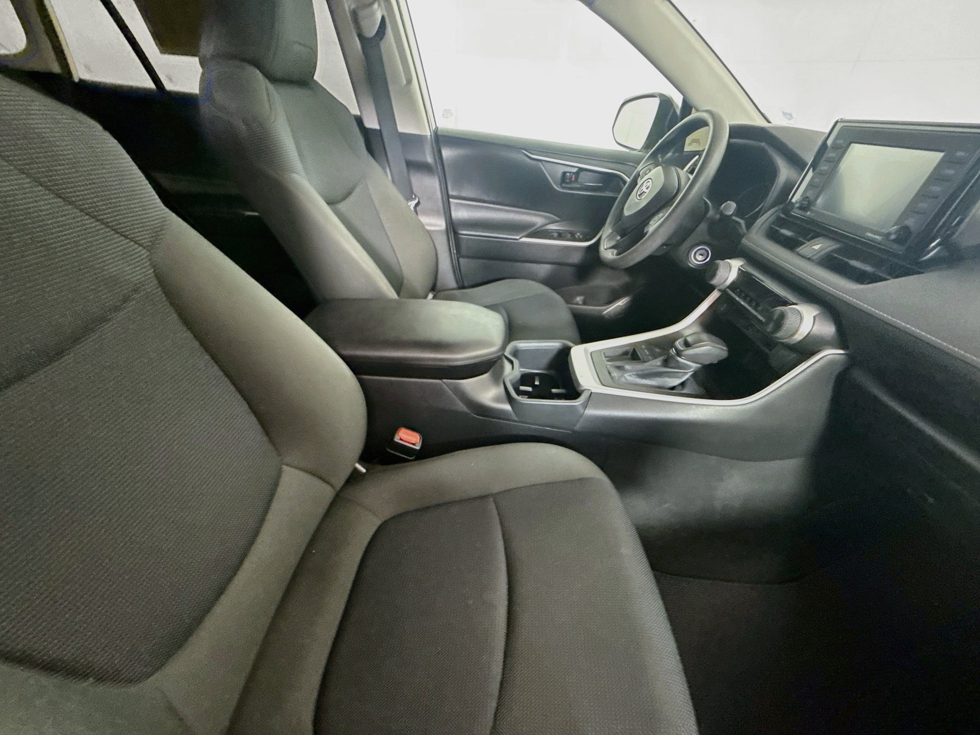 Used 2022 White Toyota LE image 25