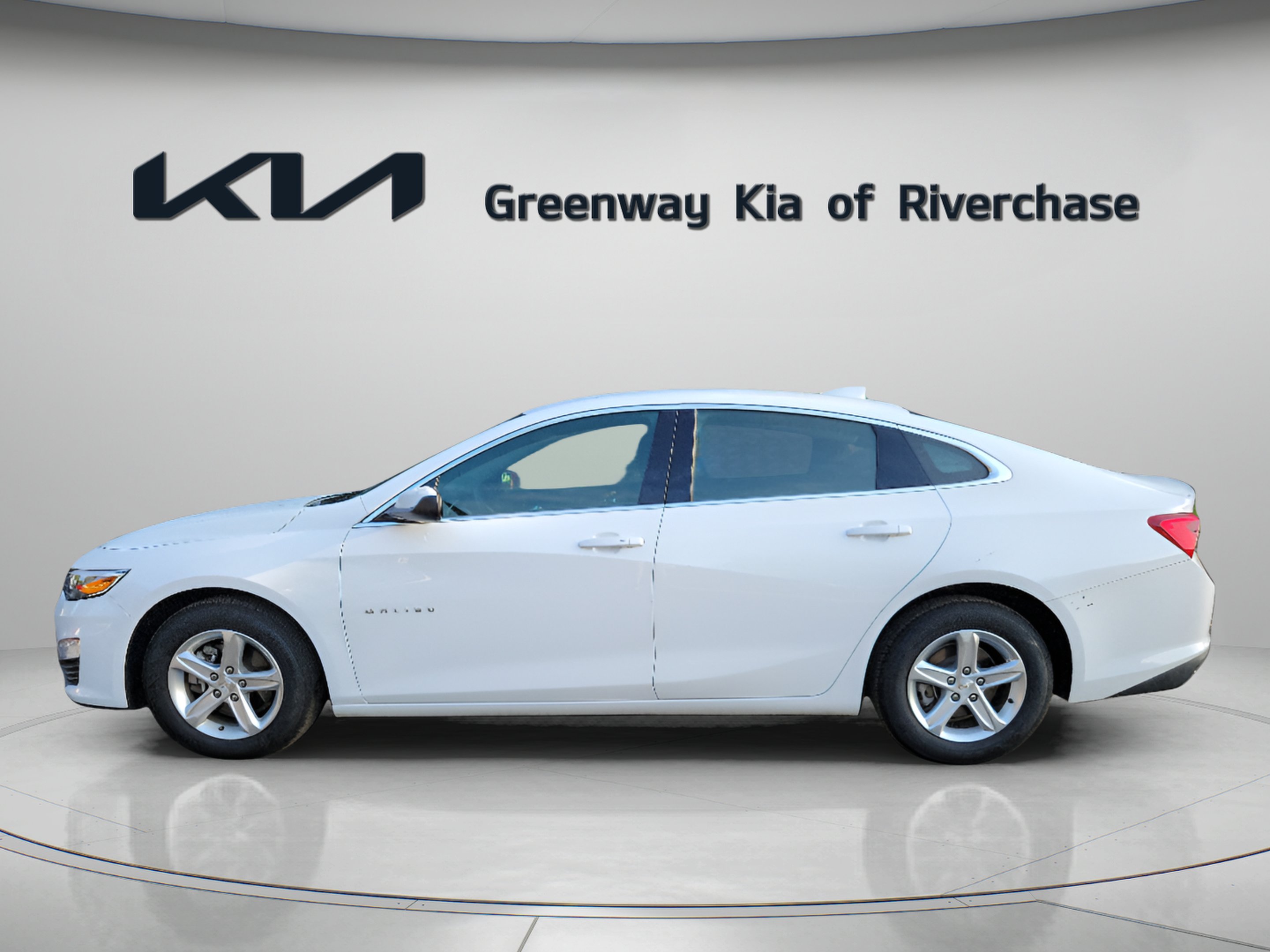 Used 2024 Summit White Chevrolet LT image 4