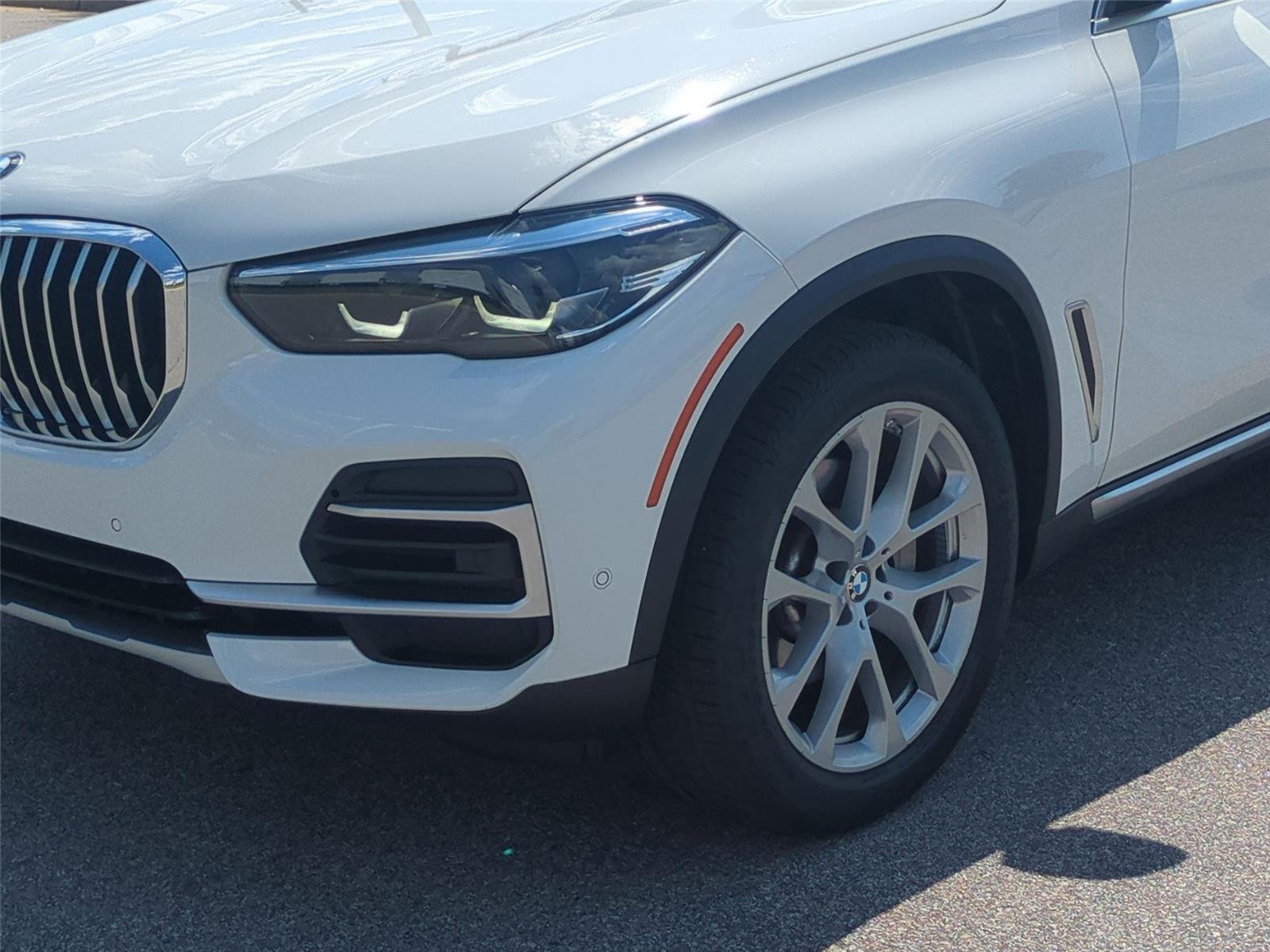 Used 2022 Alpine White BMW sDrive40i image 9