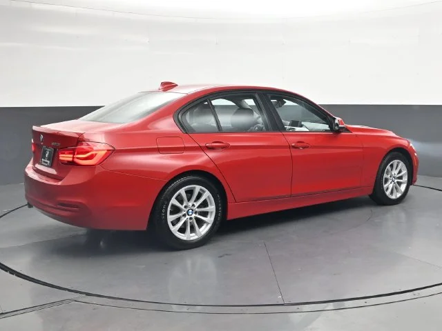 Used 2018 Red BMW 320i image 4