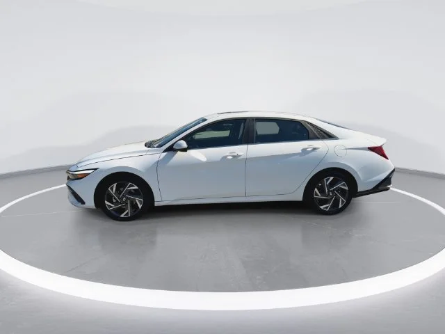 Used 2025 White Hyundai SEL Convenience image 5