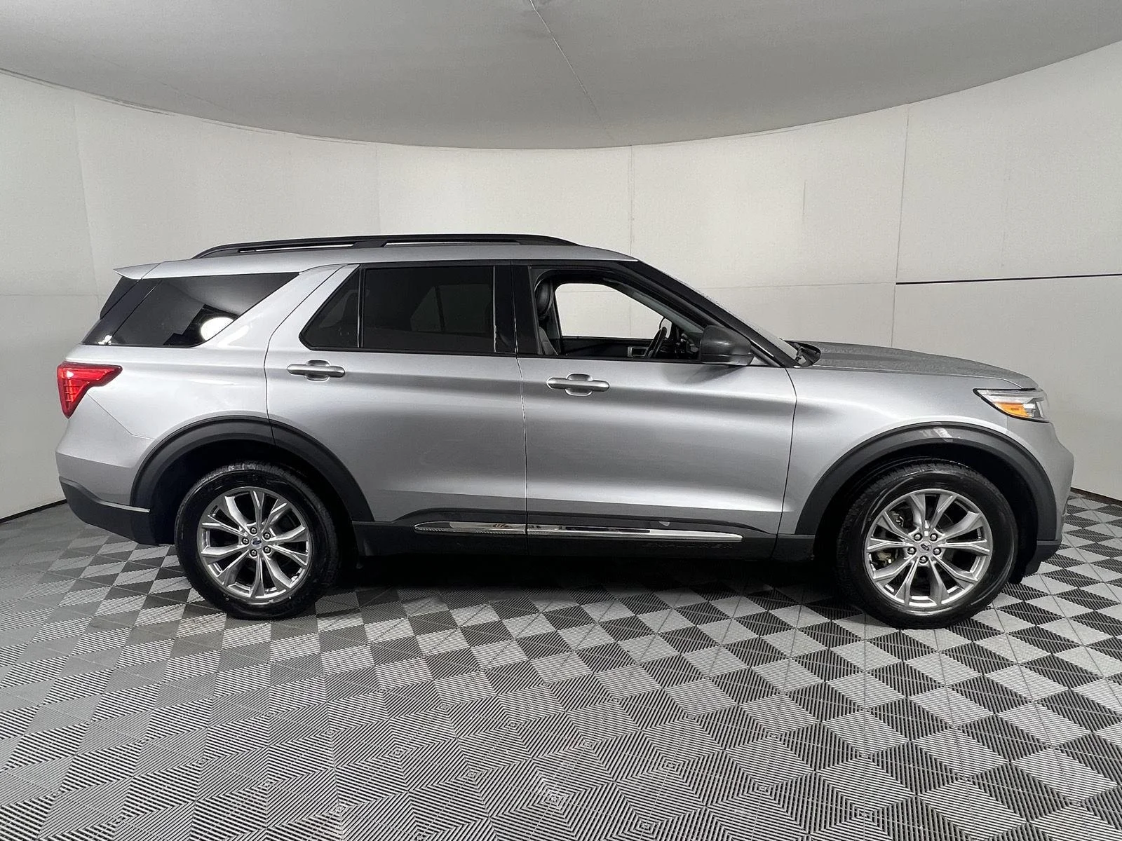 Used 2023 Iconic Silver Ford XLT image 12
