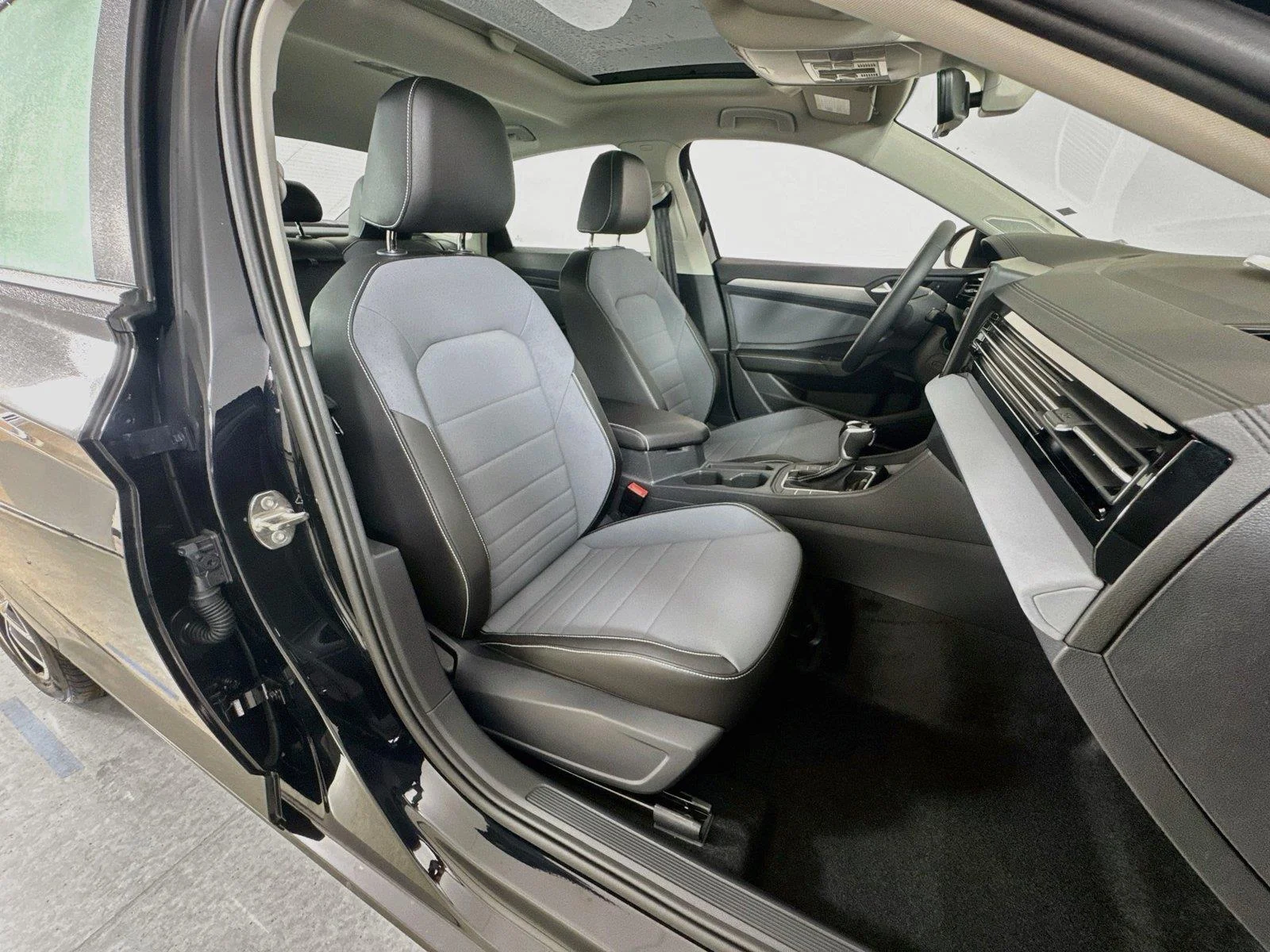 New 2027 Deep Black Pearl Volkswagen SE image 27