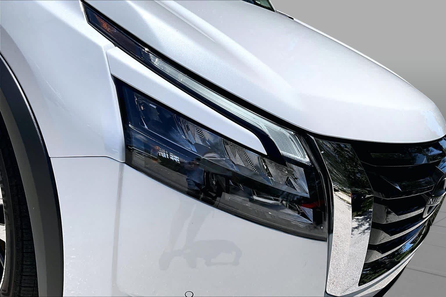 Used 2025 Everest White Pearl Tricoat Nissan Platinum image 28