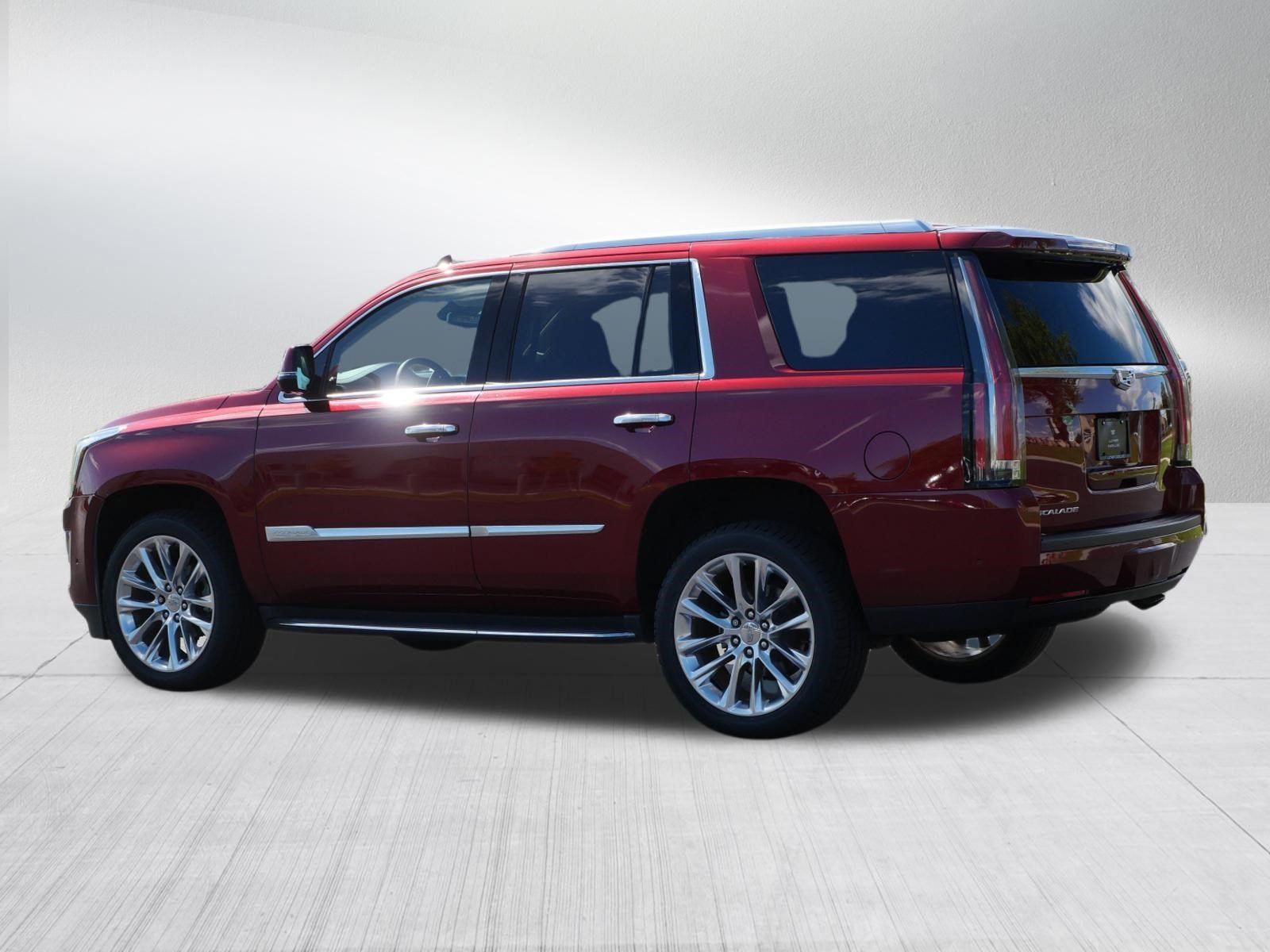 Used 2017 RED PASSION TINTCOAT Cadillac Luxury image 4