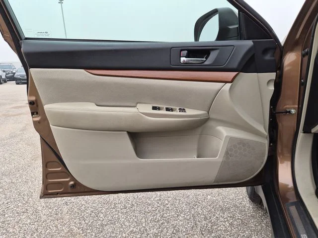 Used 2013 Tan Subaru 2.5i image 13