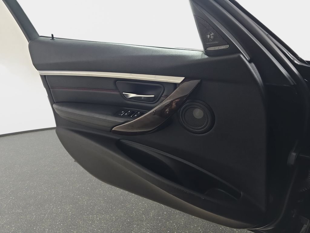 Used 2016 Black Sapphire Metallic BMW 340i xDrive image 29