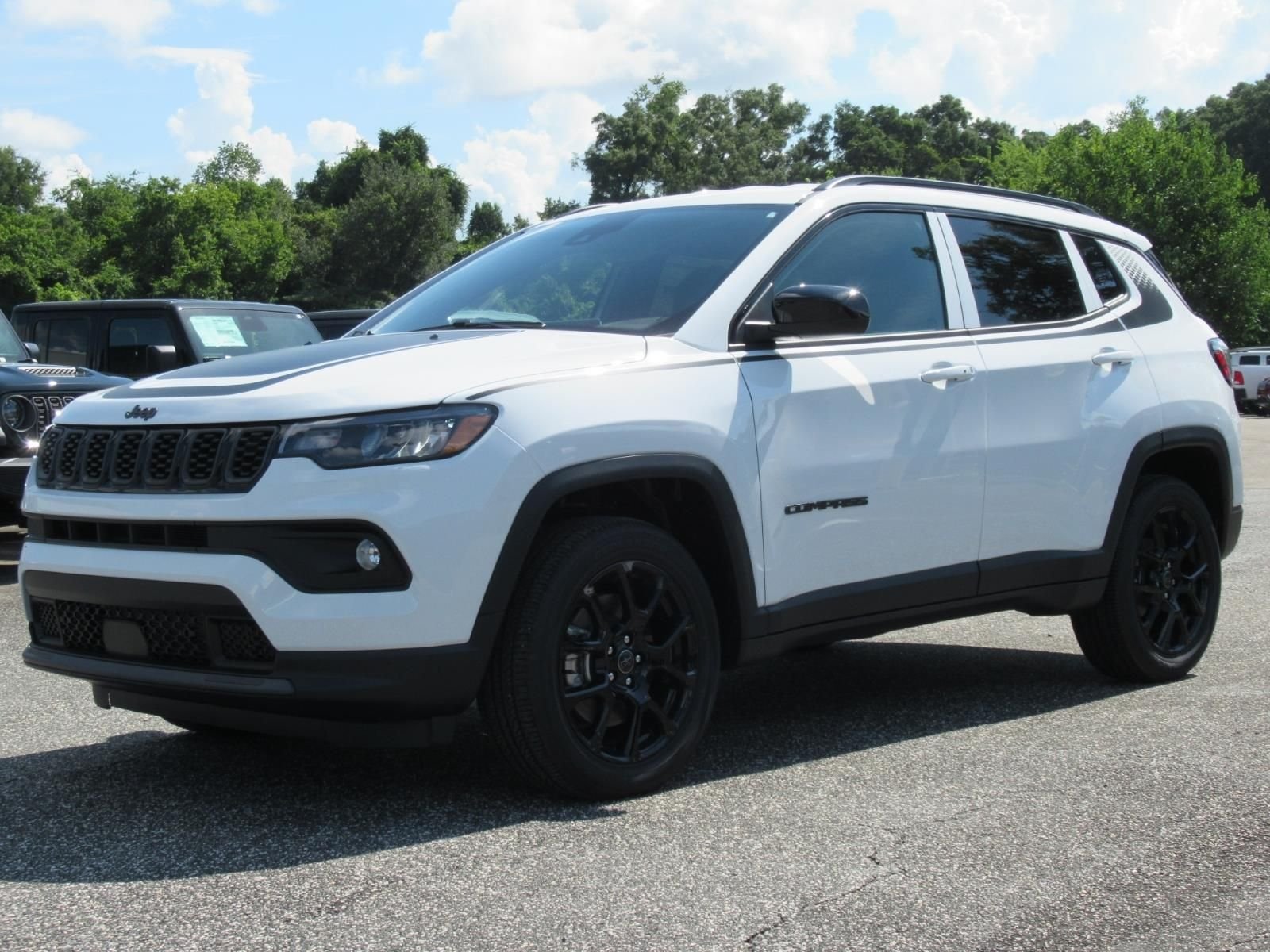 New 2026 Bright White Clear-Coat Exterior Paint Jeep Latitude image 3
