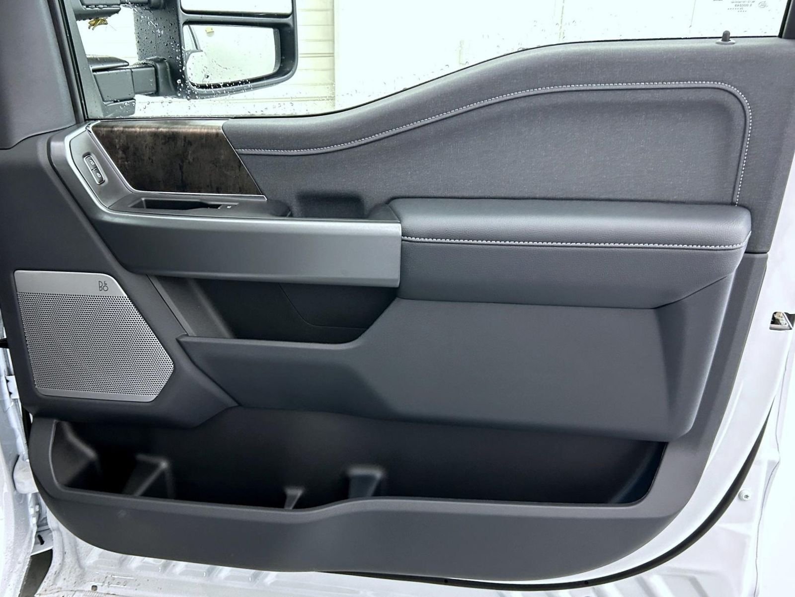 New 2027 Oxford White Ford Lariat image 16