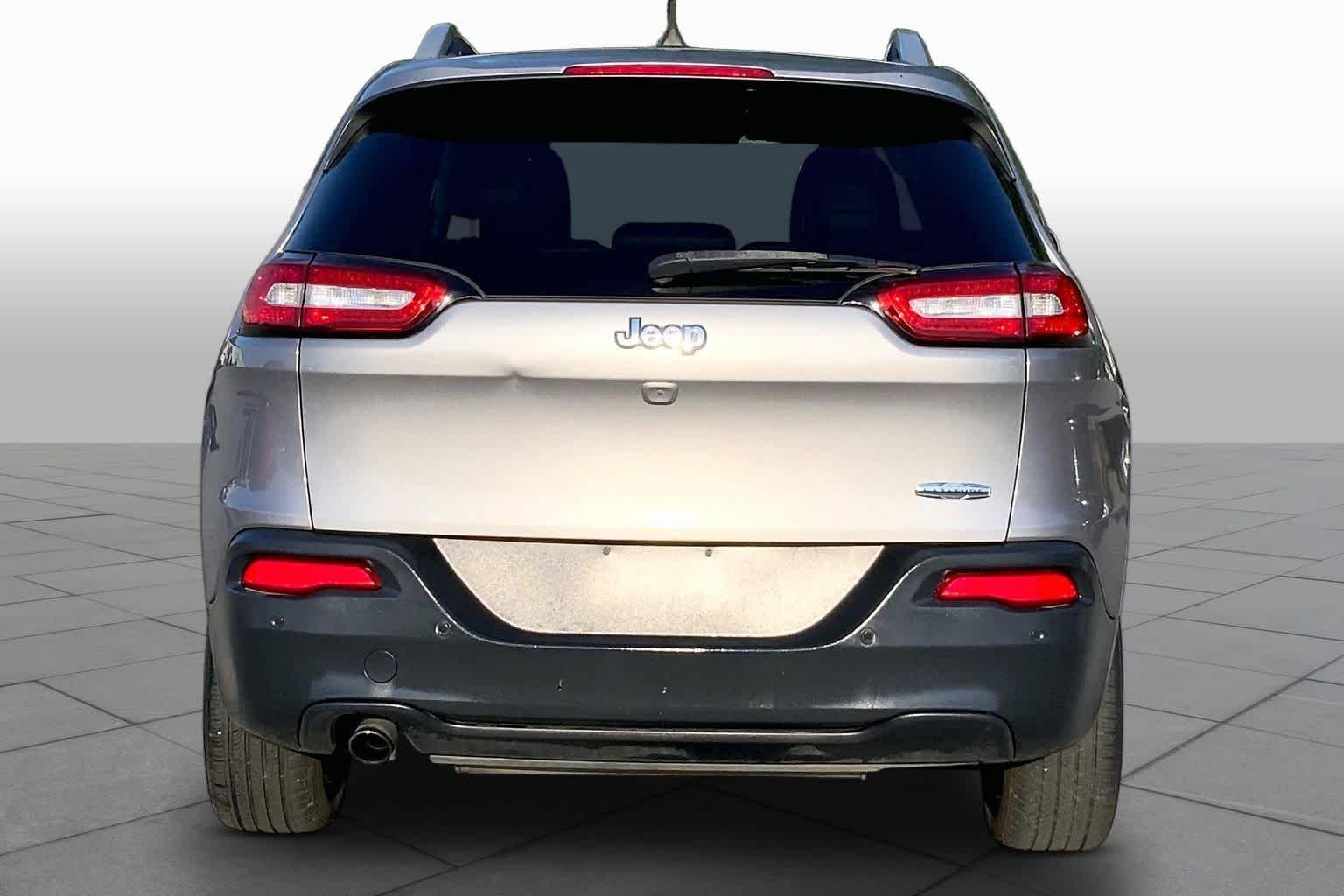 Used 2018 Billet Silver Metallic Clearcoat Jeep Latitude Plus image 5