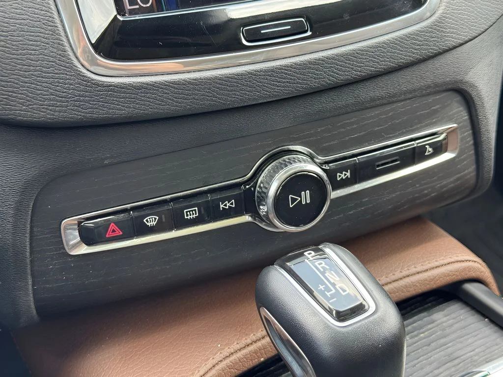 Used 2020 Gray Volvo T6 Momentum image 24