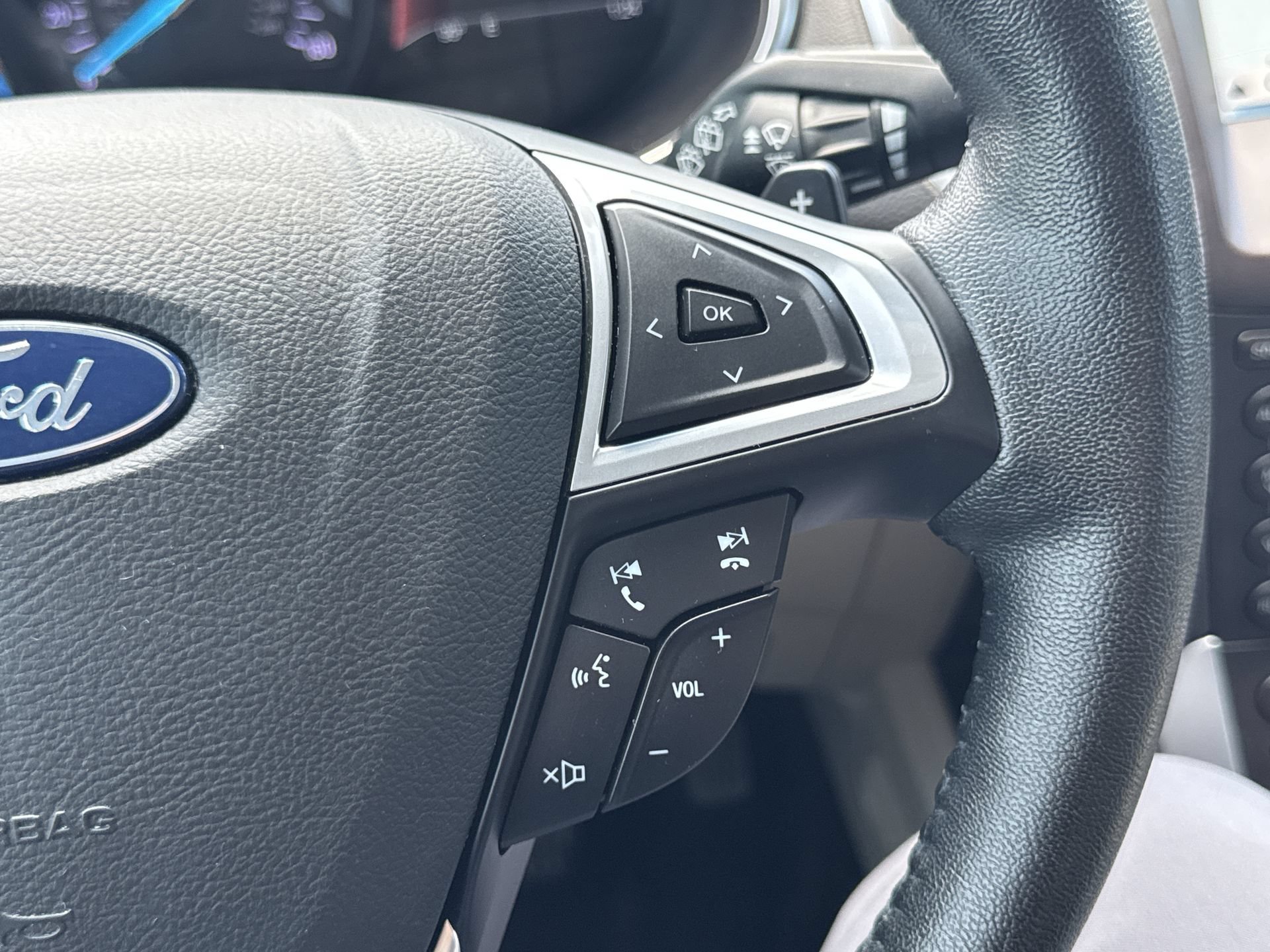 Used 2018 White Platinum Clearcoat Metallic Ford Titanium image 32