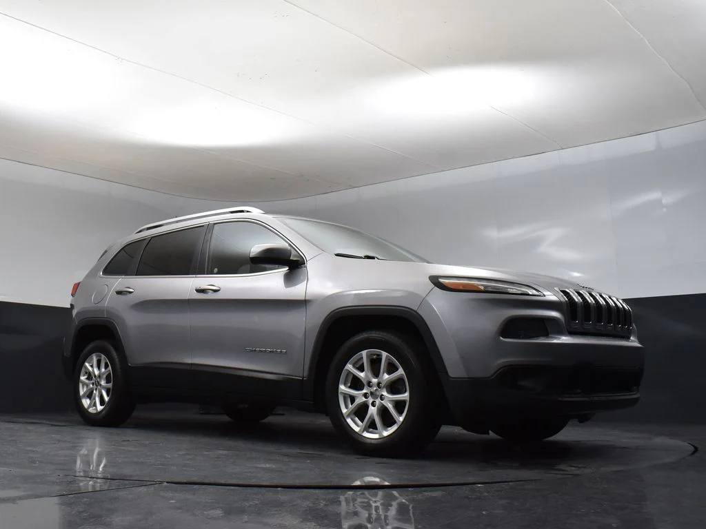 Used 2018 Silver Jeep Latitude Plus image 7