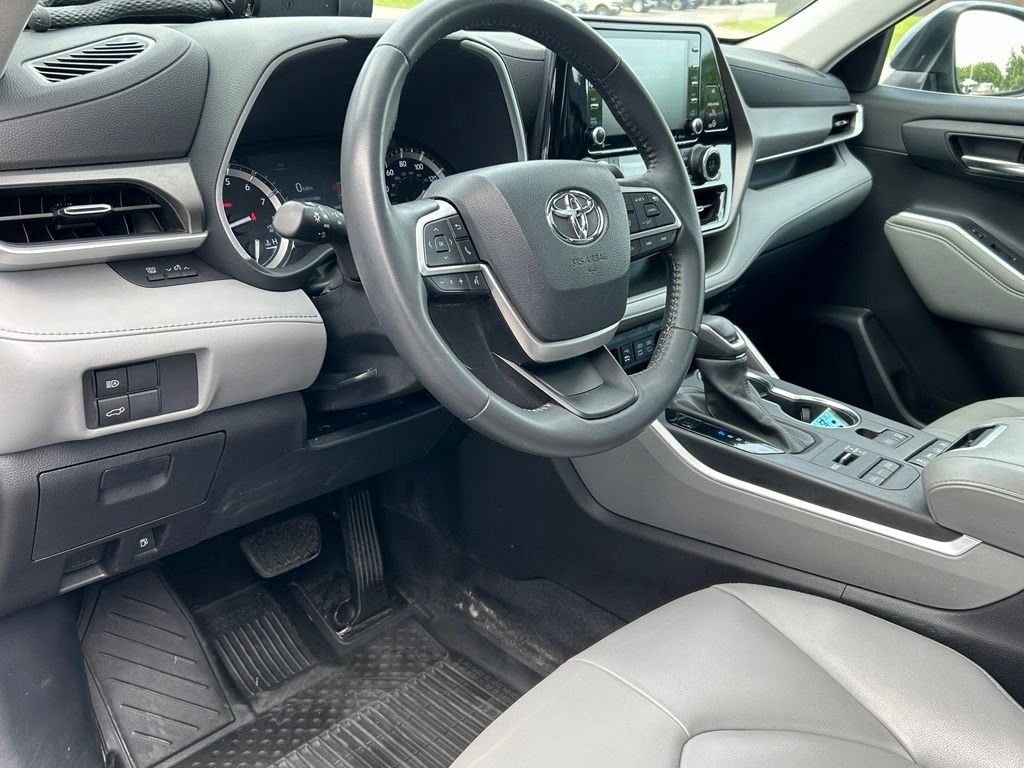 Used 2022 Moon Dust Toyota XLE image 18