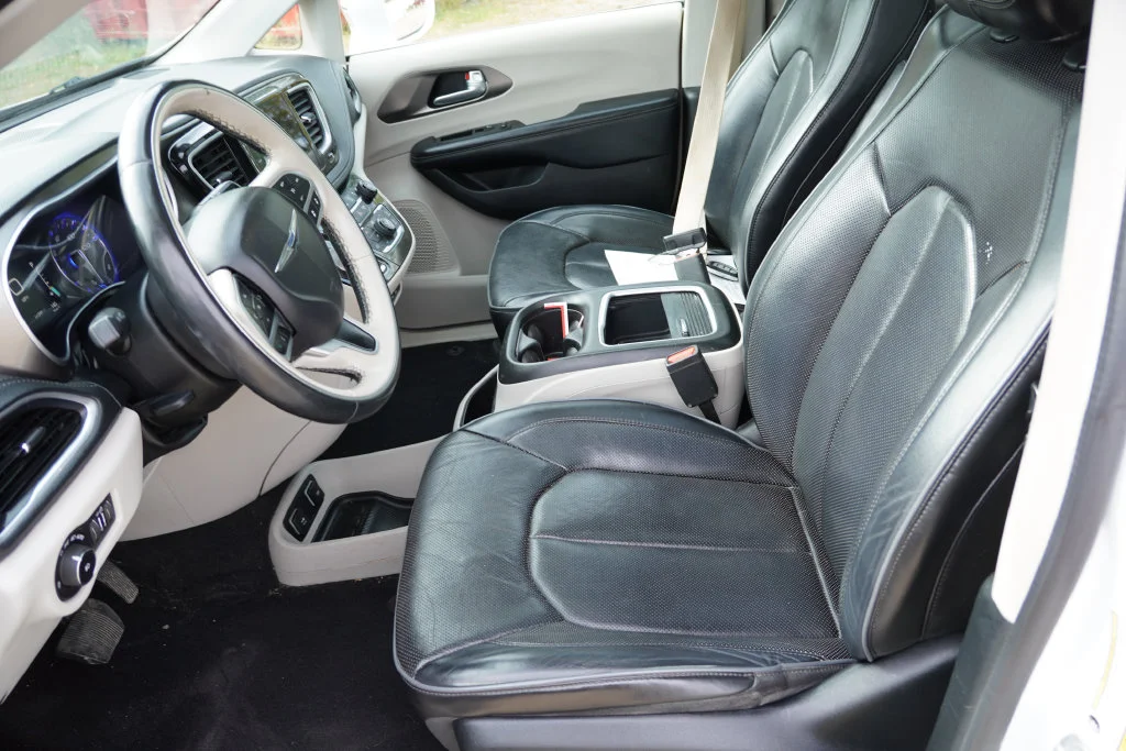 Certified Used 2018 White Chrysler Limited image 4
