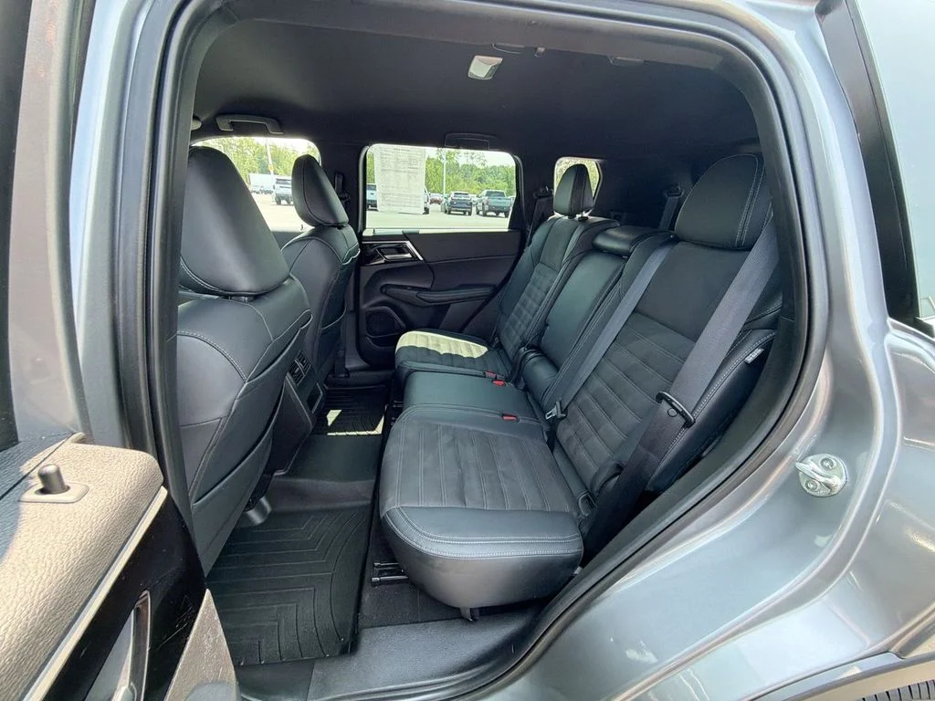 Used 2023  Mitsubishi SE Black Edition image 29