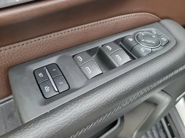 Used 2022 White Frost Tricoat GMC Denali image 12