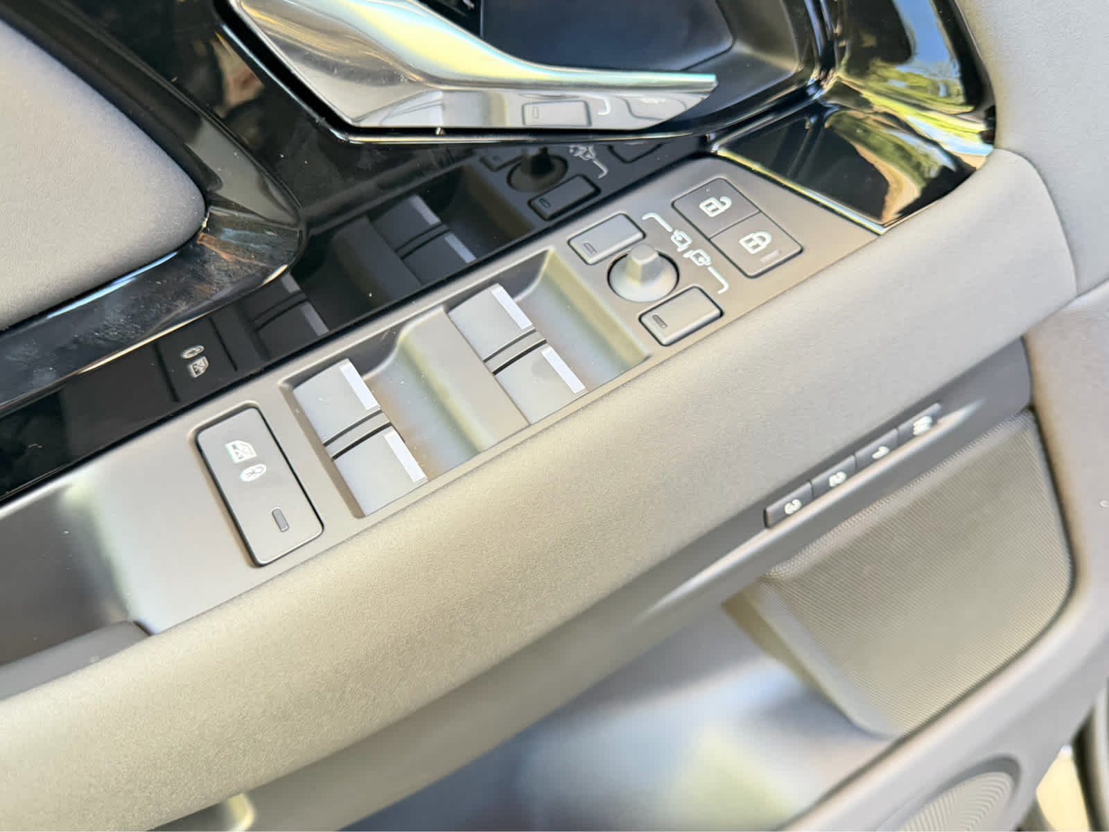 New 2026 Carpathian Grey Land Rover Core S image 19