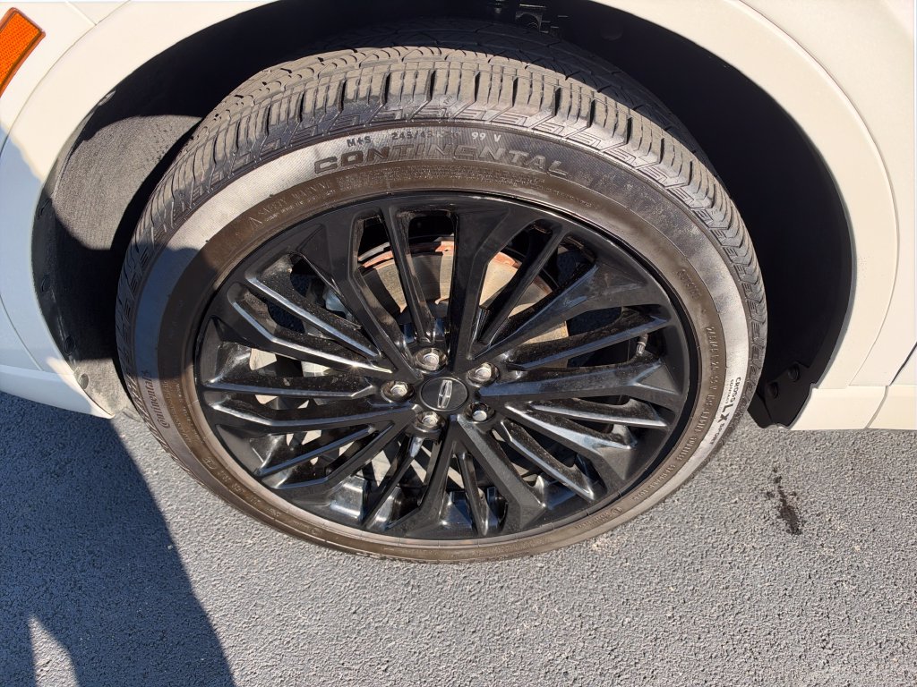 Used 2024 White Lincoln Premiere image 10