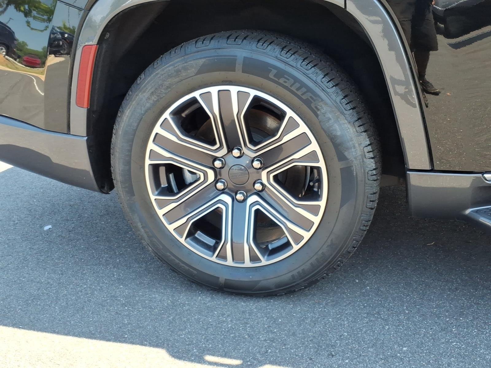 Used 2022 Diamond Black Crystal Pearlcoat Jeep Series III image 13