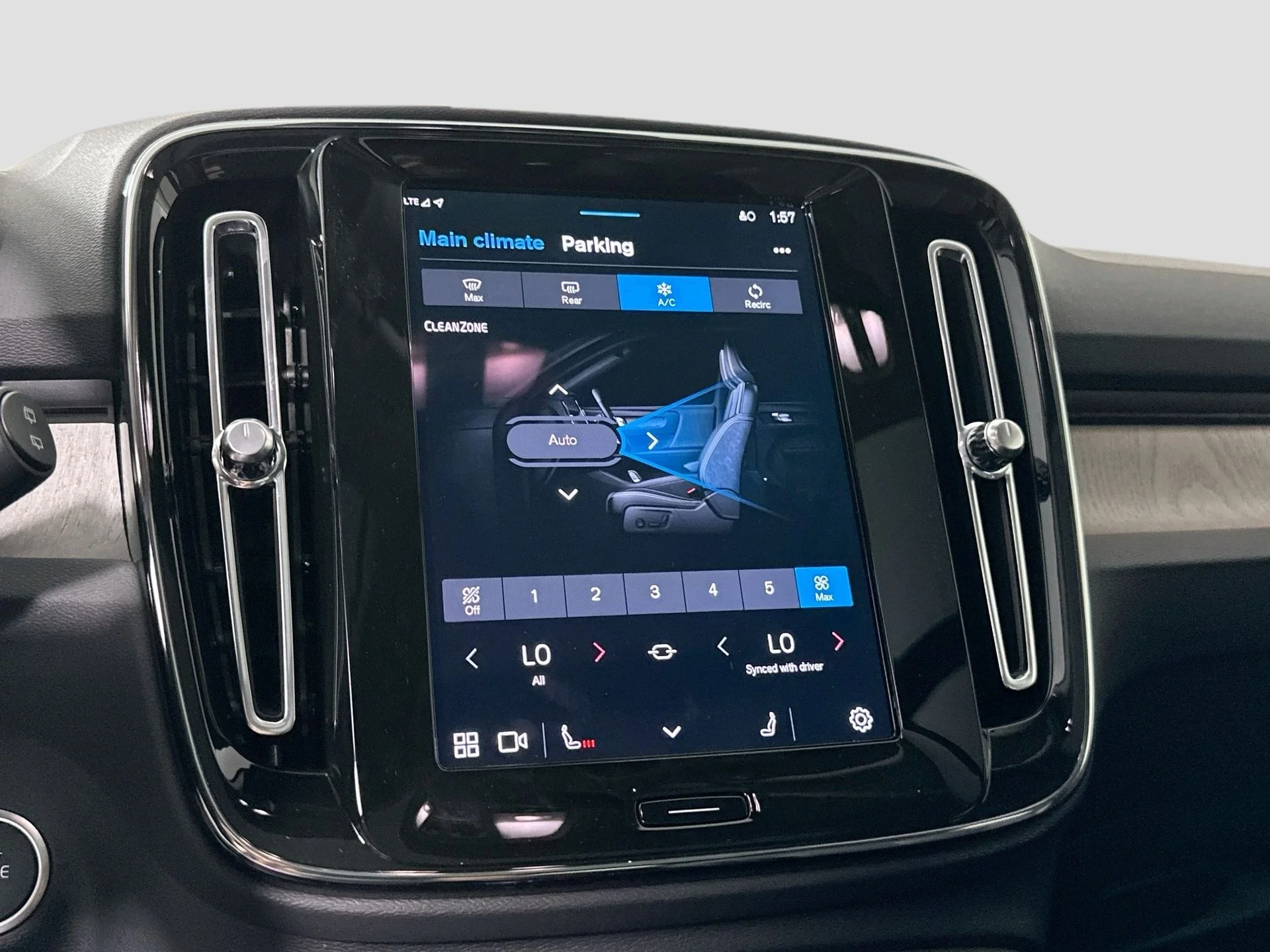 2025 Volvo XC40 Ultra - Photo 25