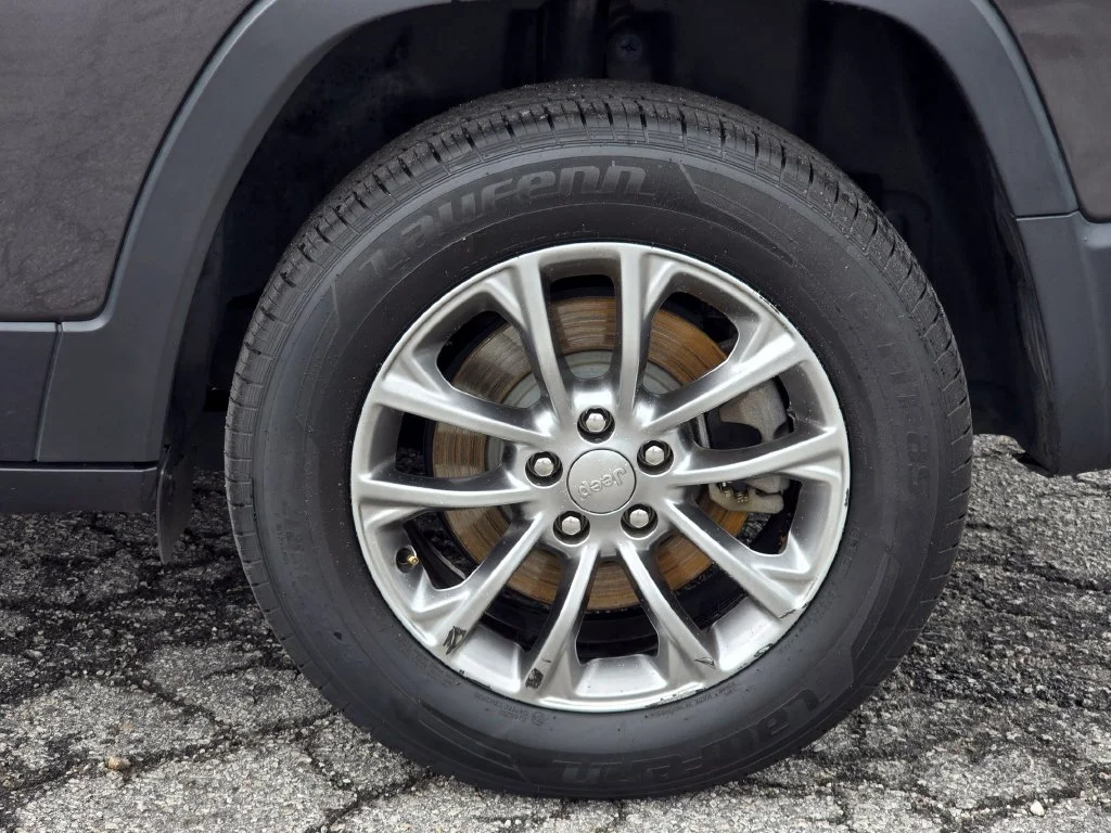 Used 2019 Gray Jeep Latitude Plus image 20