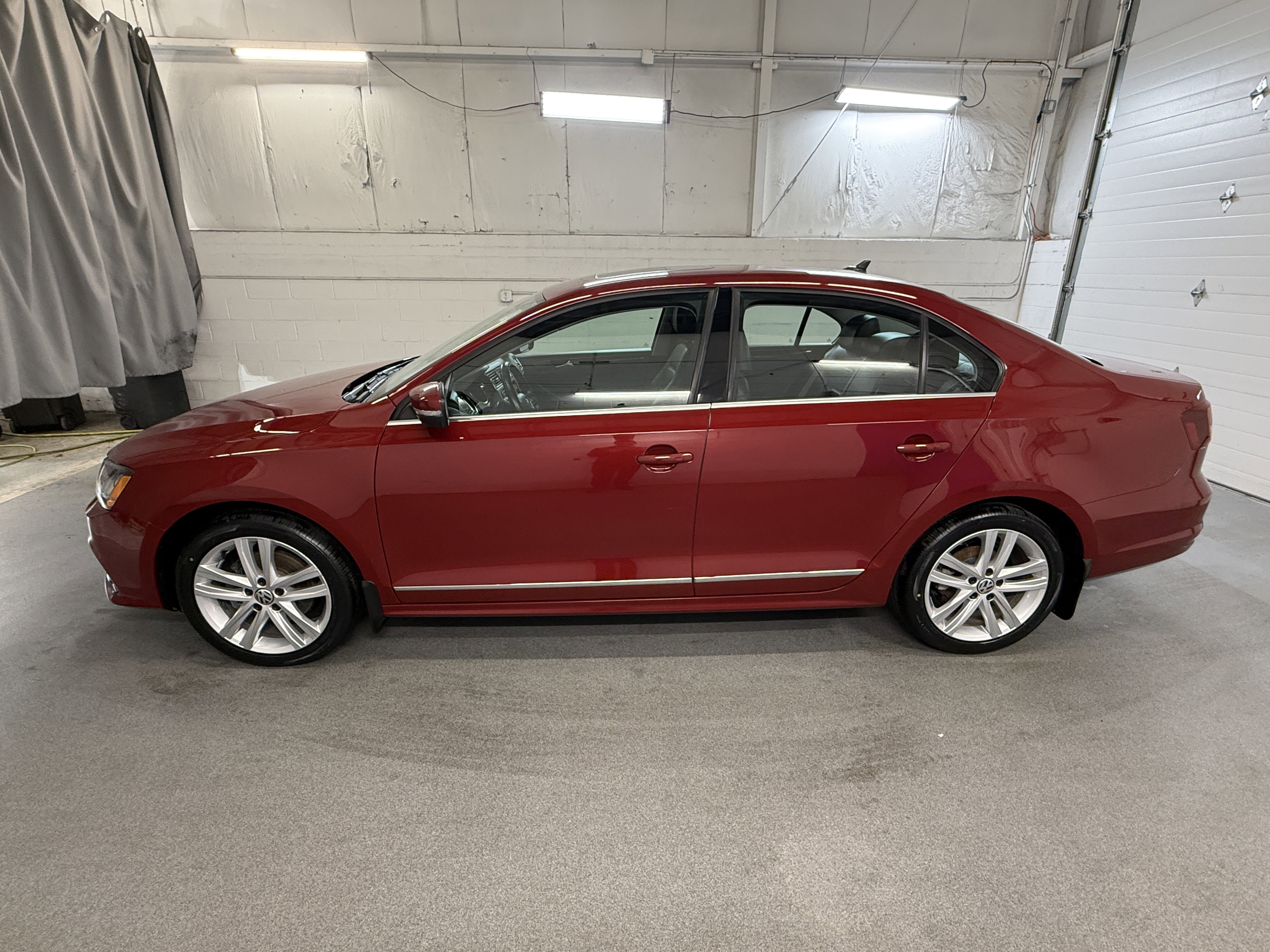 Used 2017 Cardinal Red Metallic Volkswagen 1.8T SEL image 4