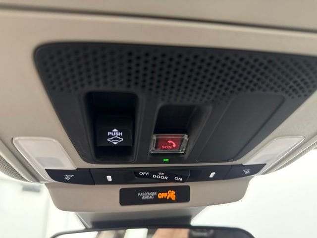 Certified Used 2025 Solar Silver Metallic Honda SE image 38