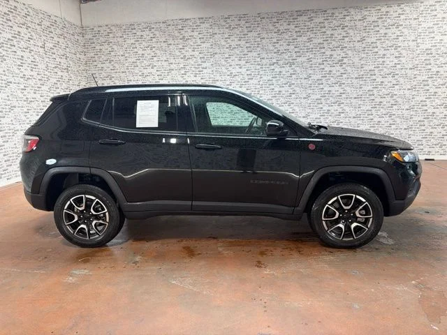 Used 2024 Diamond Black Crystal Pearlcoat Jeep Trailhawk image 8