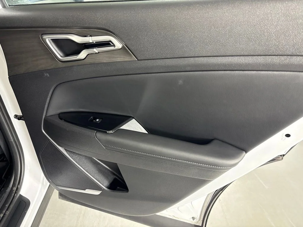 Used 2025 White Kia X-Line image 18
