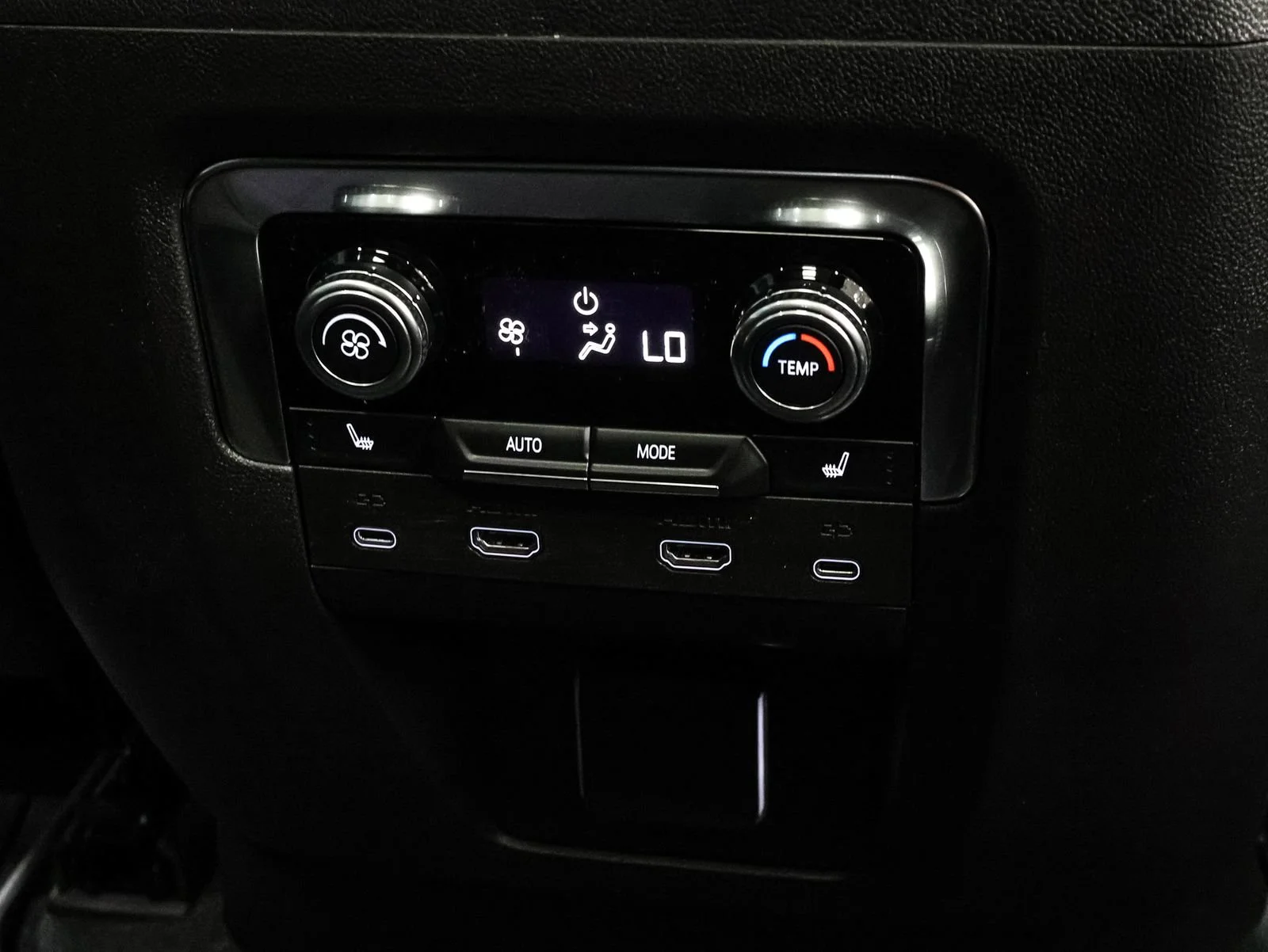 2026 GMC Yukon XL Denali - Photo 28