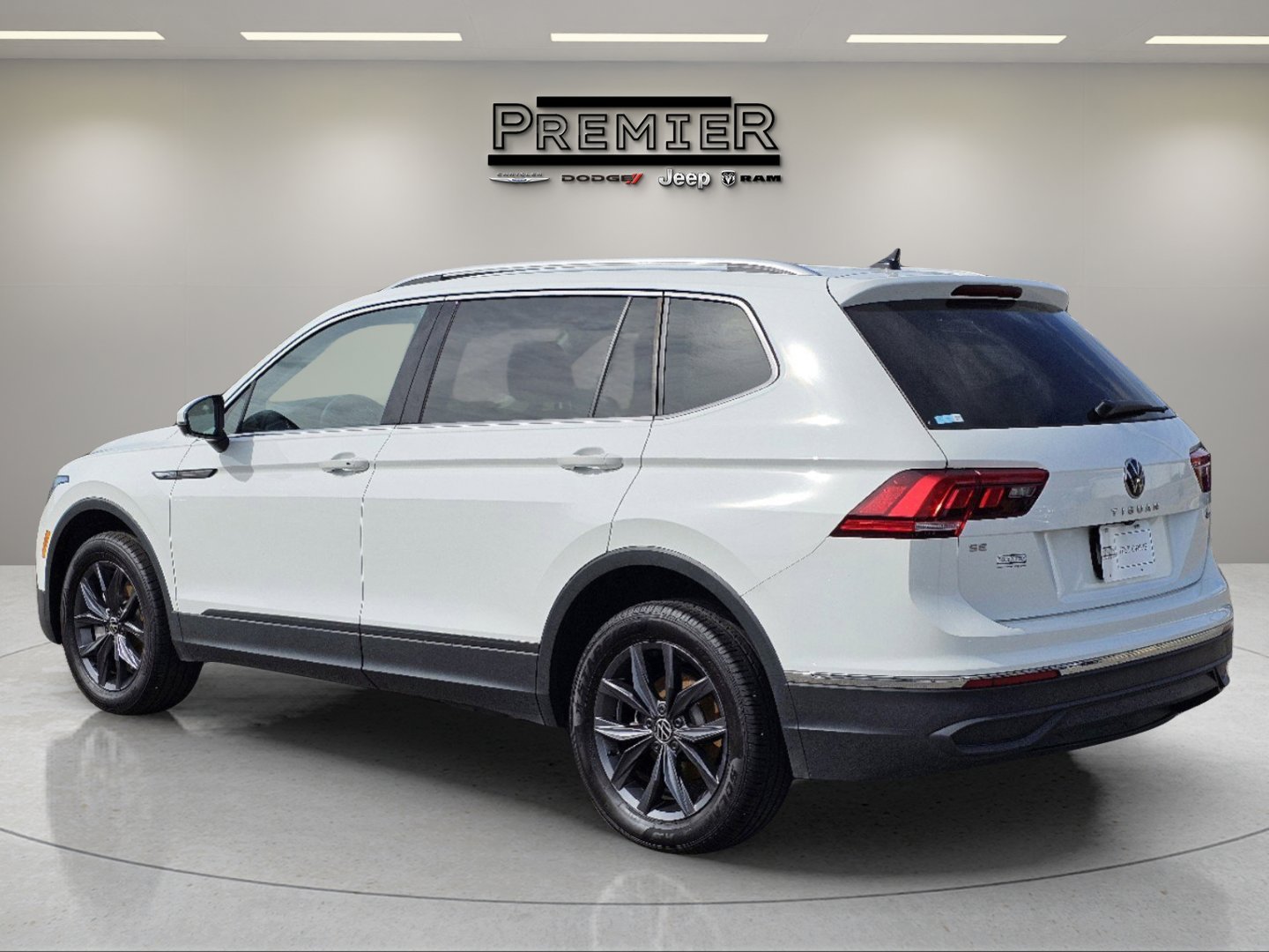 Used 2024 Pure White Volkswagen SE image 9
