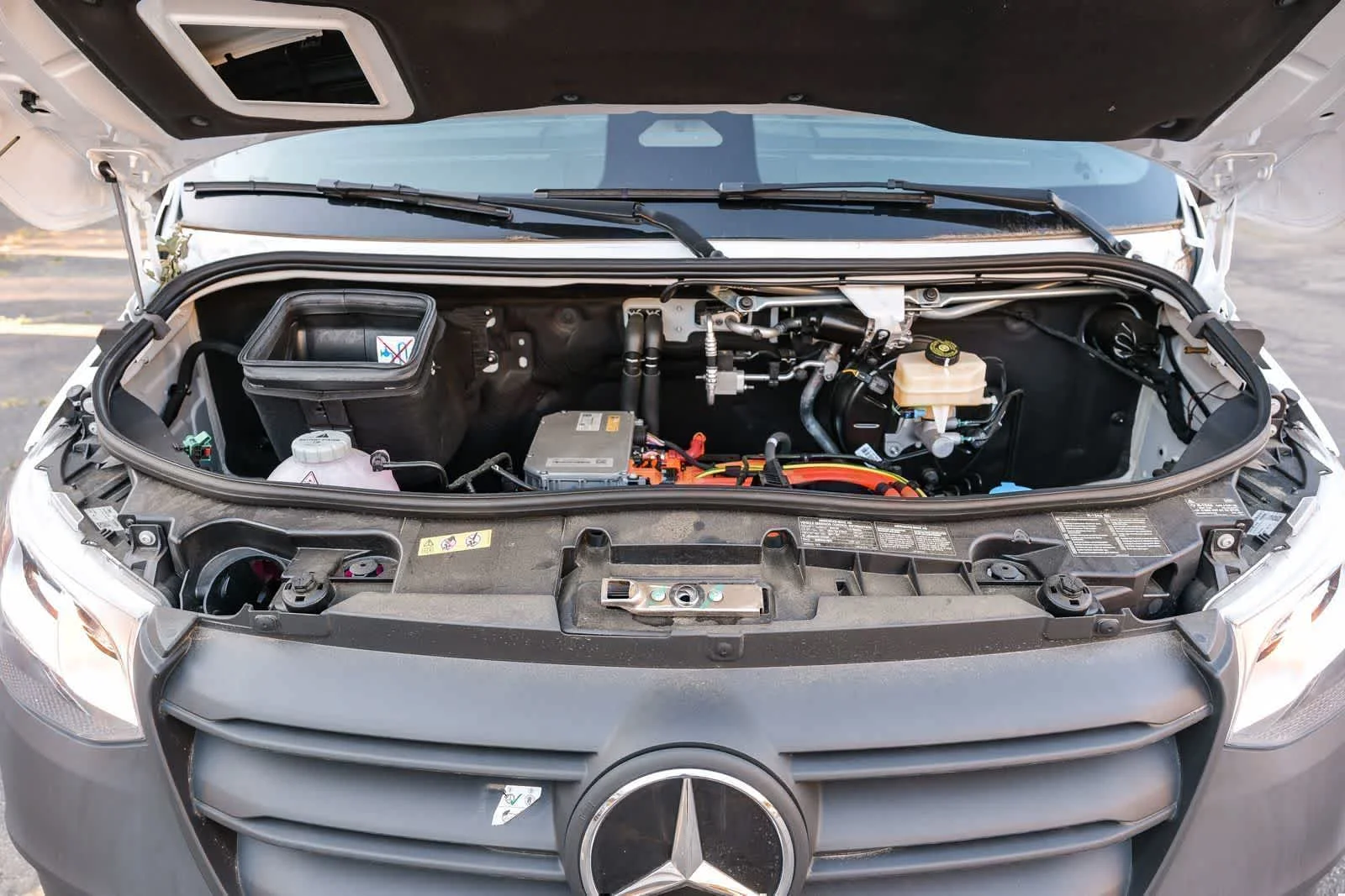 New 2025 Arctic+White Mercedes-Benz Cargo 170WB High Roof 113kw Battery RWD SO Motor image 30