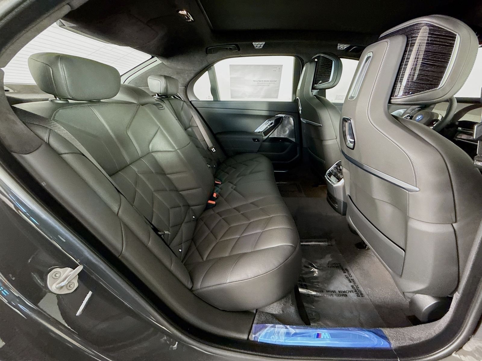 New 2026 Dravit Grey Metallic BMW 750e xDrive image 29