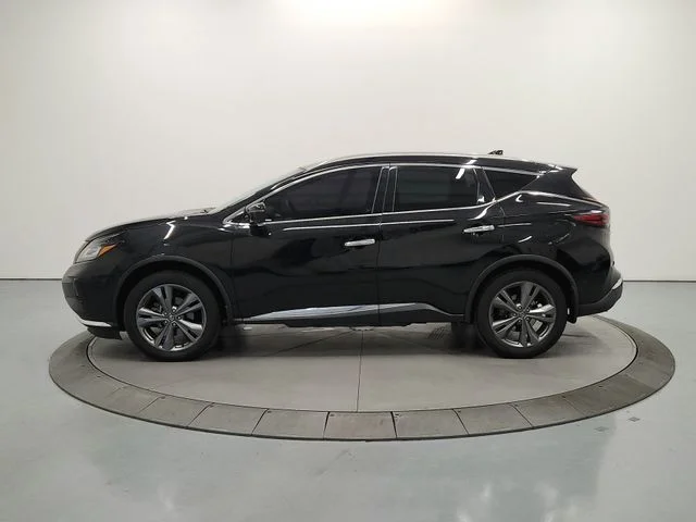 Used 2019 Black Nissan Platinum image 5