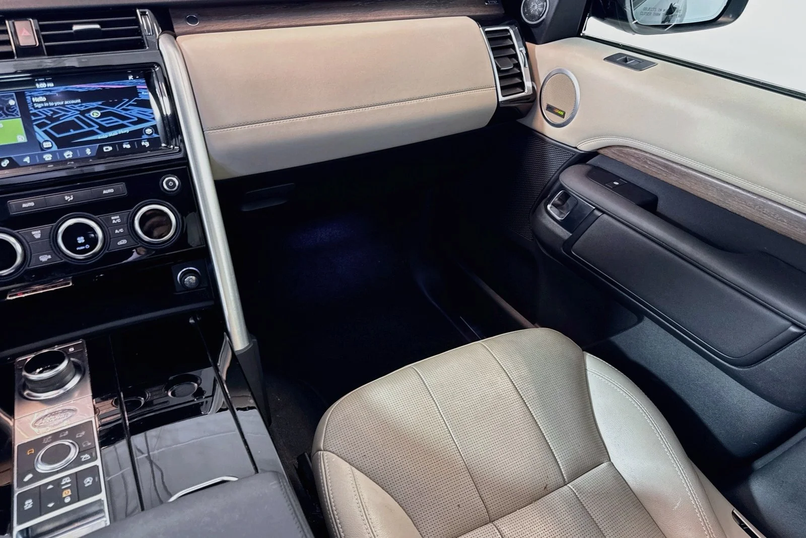 Used 2019 Santorini Black Metallic Land Rover HSE image 21