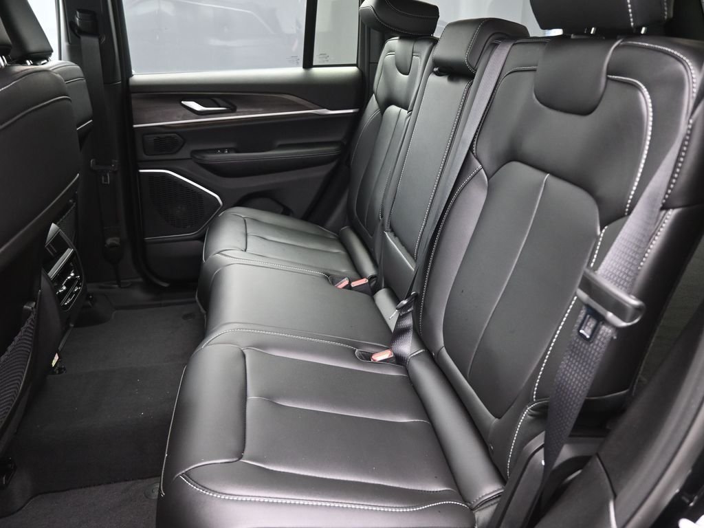 New 2026 Diamond Black Crystal Pearlcoat Jeep Limited image 10