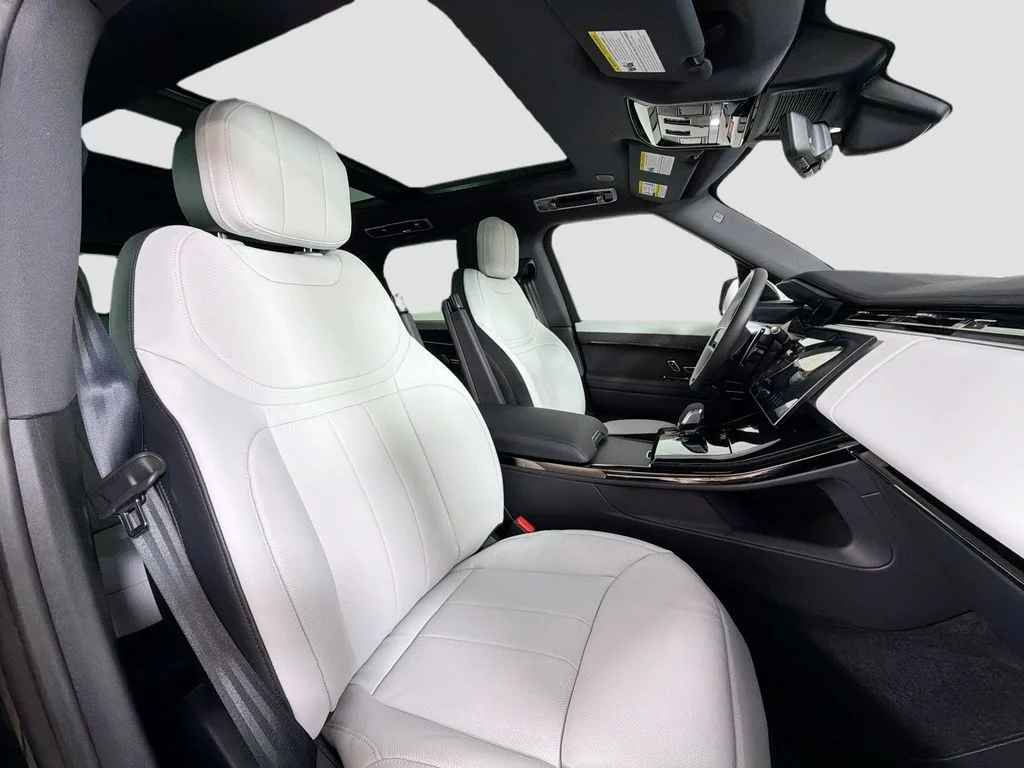 New 2026 Santorini Black Land Rover Dynamic SE image 30