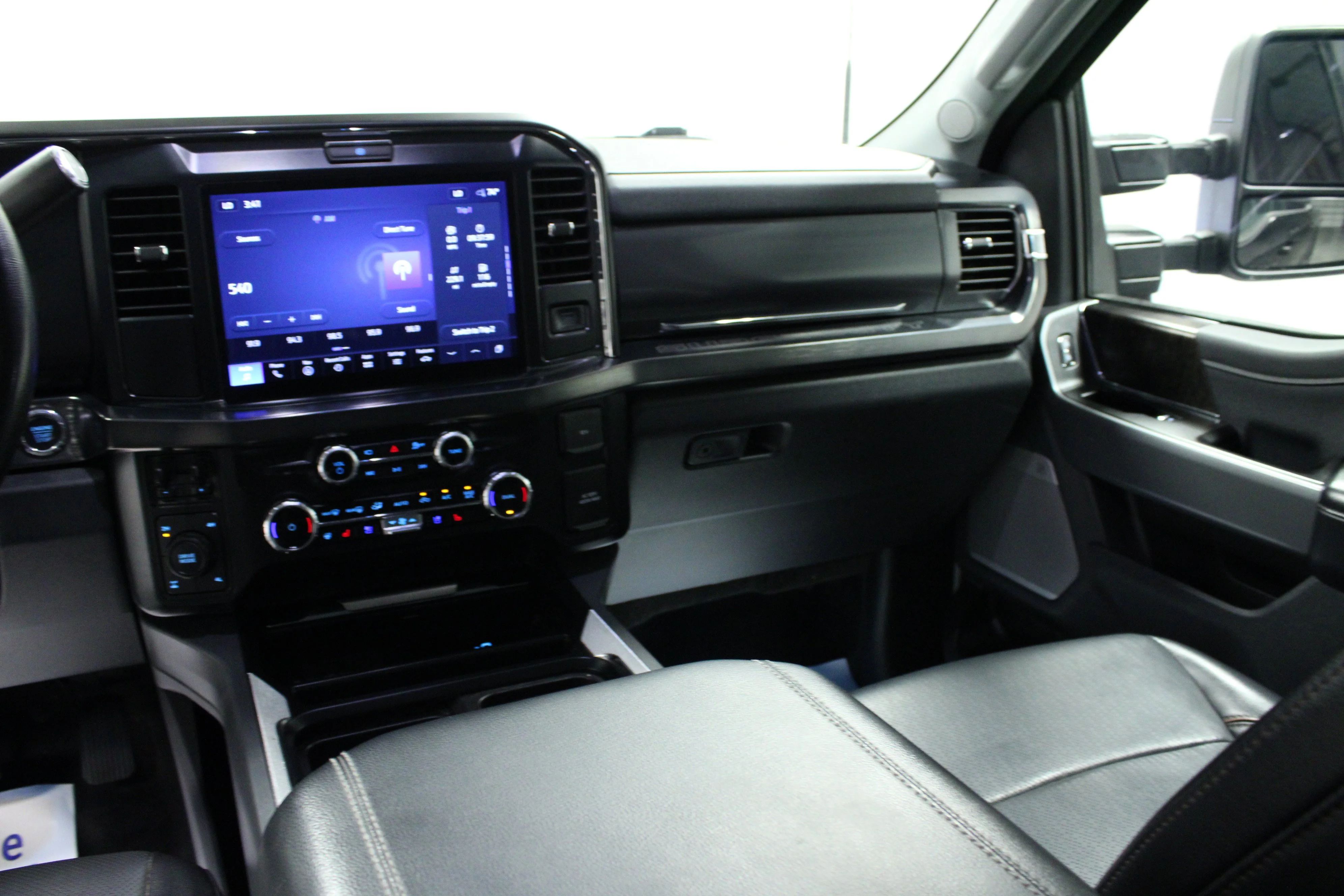 Used 2025 Agate Black Metallic Ford LARIAT image 19