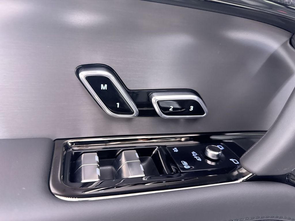 New 2026 Fuji White Land Rover SE image 12