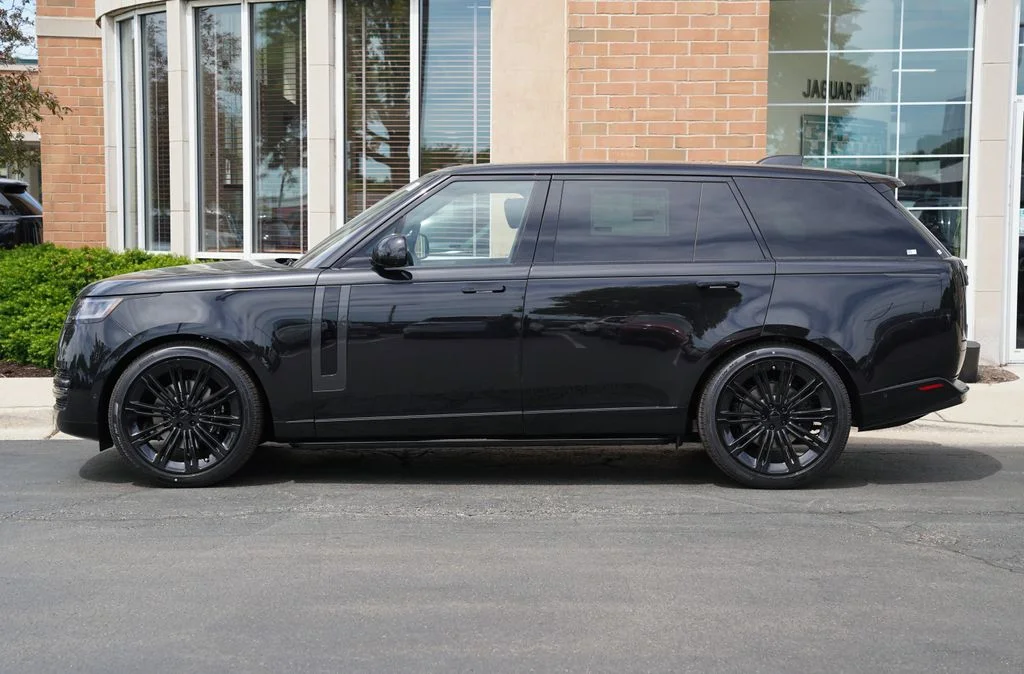 New 2026 Santorini Black Land Rover SE image 2